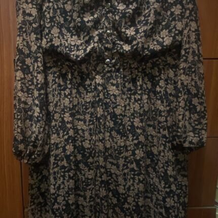 Vestido floreado con regulador a la cintura y largo medio