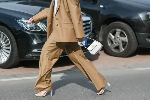 mujer usando un blazer oversize
