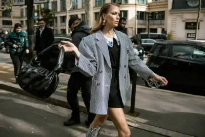 mujer caminando con ropa estilo oversize