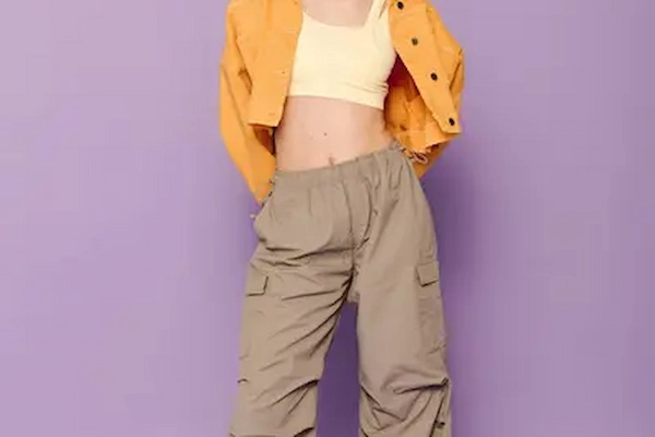 mujer usando un pantalon oversize
