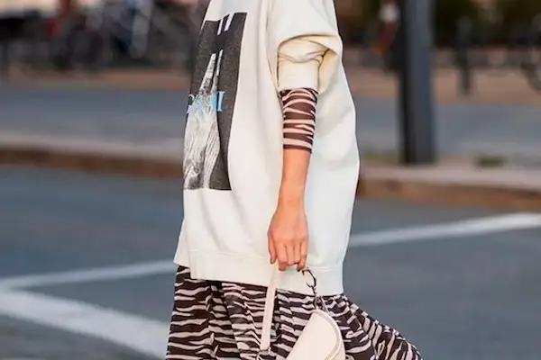 mujer usando un polo oversize
