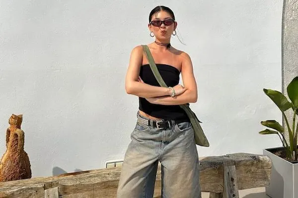 mujer con shorts oversize
