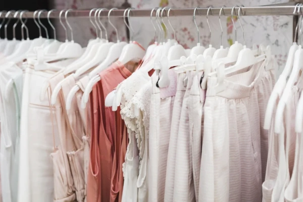 Materiales más comunes en ropa para niña y sus ventajas