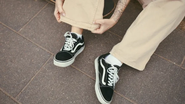 Completa tu look con zapatillas para hombre