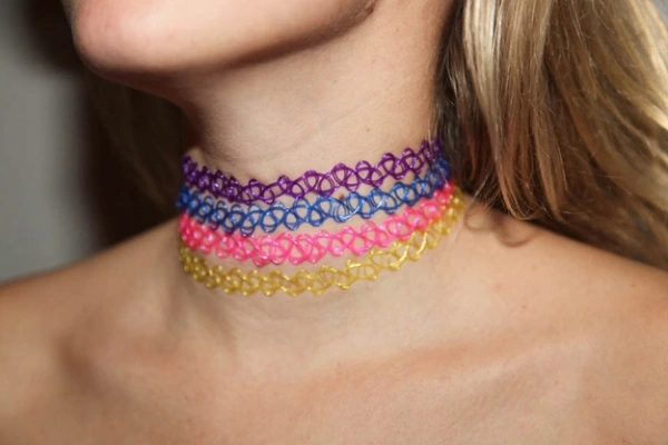 13. Los chokers y collares llamativos