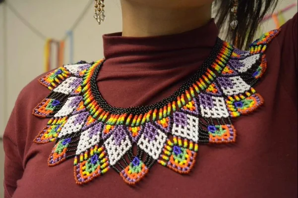 26. Collar artesanal