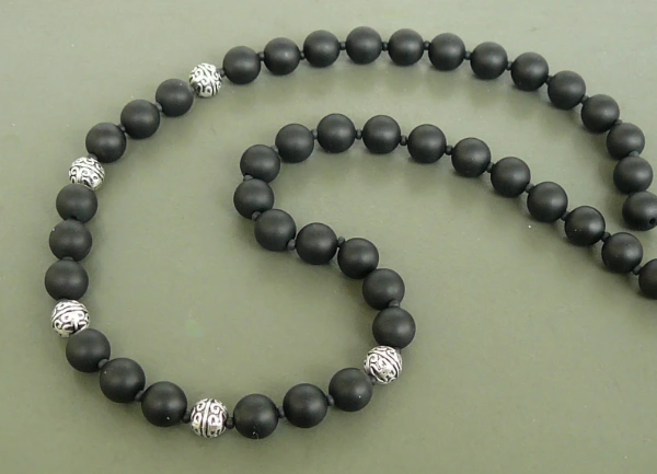 28. Collar de piedras naturales