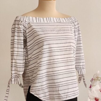 Blusa blanca de rayas grices marca Ann Taylor talla XS