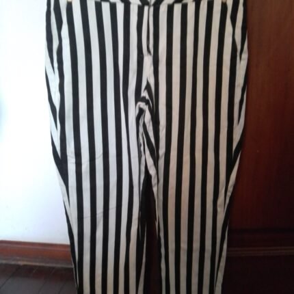 Pantalón tipo bermuda marca Mentha y Chocolate, talla 30, color blanco con rayas verticales azul marino