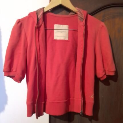 Casaca marca Kidsmadehere, color rojo, 100% algodón, en excelente estado