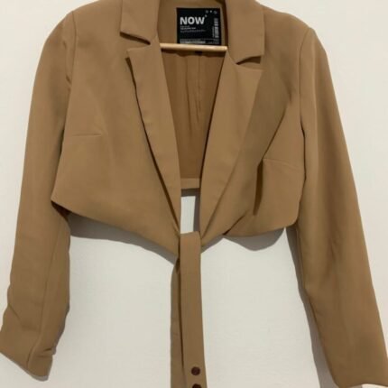 Blazer Crop de la marca NOW color beige