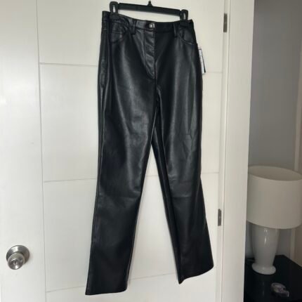 Pantalón negro, tipo cuero. Guess. Nuevo.