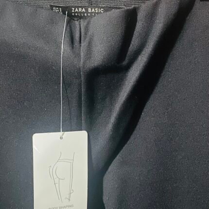 Hermoso Pantalón Zara nuevo talla S color negro con aplicaciones en los costados