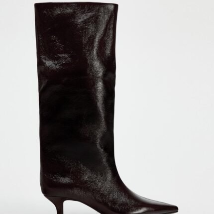 bota zara caña ancha con efecto acharolado, tacón kitten. acabado en punta. rojo burdeos altura del tacón: 4,5 cm