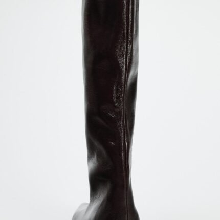 bota zara caña ancha con efecto acharolado, tacón kitten. acabado en punta. rojo burdeos altura del tacón: 4,5 cm