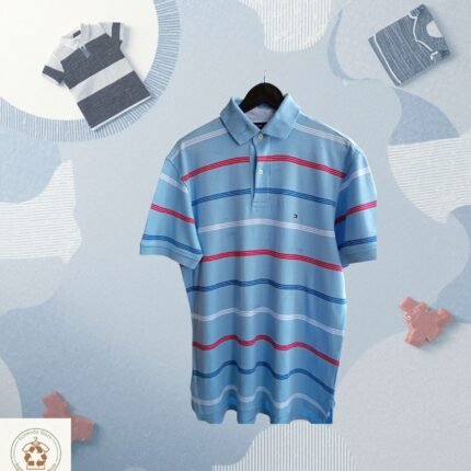 Polo cuello piqué color celeste con detalles a rayas