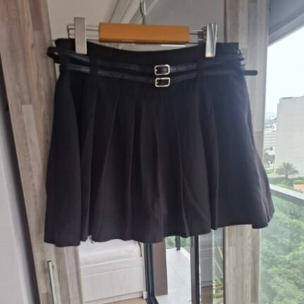 Falda plisada negra con cinturón doble – Stradivarius